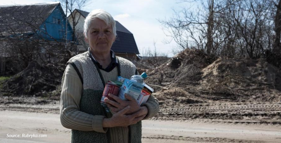 Picture showing an elderly Ukranian woman holding supplies delivered by the BGV Fund in support of war victims